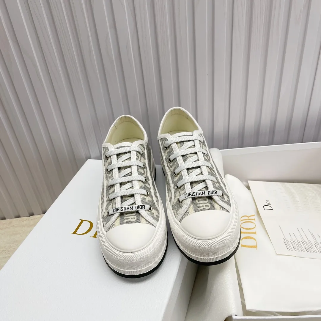 👟👟Ex-factory price 520👟👟 Women's shoes, women's clothing, women's shoes factory, ready-made high-quality Dior flat sneakers with fully embroidered iconic patterns👟👟 ♦️Top quality in the market🎗Breaking hot item in foreign counters🎗Non-common imitation version in the market🎗🔳The fabric is made of Italian🇮🇹imported fabrics❗️Embroidered upper, original mold injection Logo frosted five-pointed star outsole🔳Inside imported lambskin + high elasticity injection molding mold Logo foam feet Code number: 35 to 41